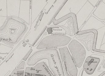 <p>Ter ontsluiting van de industrie rond de Noorderhaven werd een spoorlijntje aangelegd vanaf het goederenstation achter de Buitensociëteit langs het in 1885 ingerichte Veemarktterrein. Kaart van Zutphen uit 1901 (RAZ beeldbank). </p>
